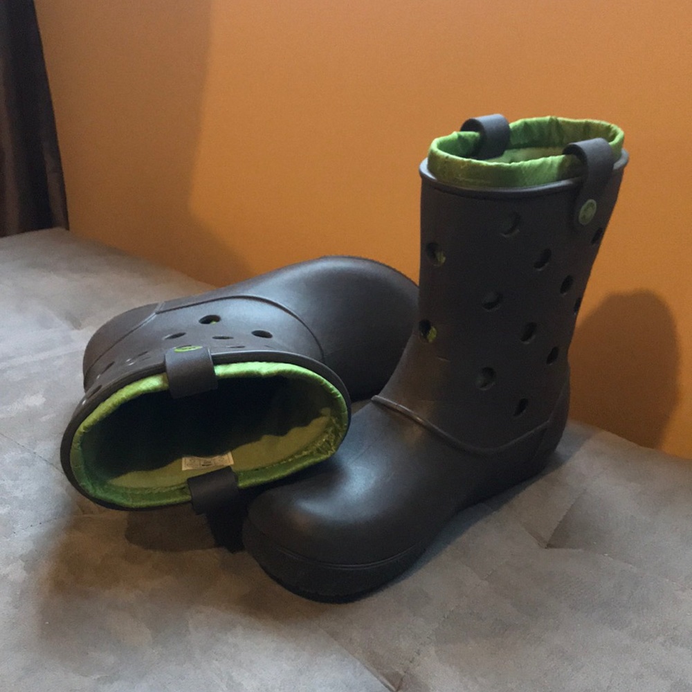 Women’s croc boots size 9